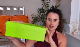 Naručila sam patike sa Temua i jedva čekala da stignu: Kad sam otvorila paket, zanemela sam od šoka!