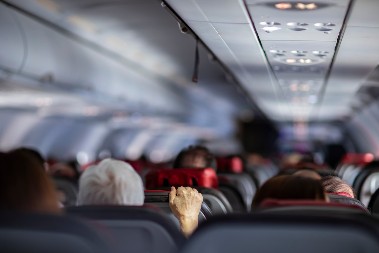 Dese se i tragični slučajevi, ali ipak treba biti obazriv: Turbulencije i kruženje oko aerodroma su česta pojava, evo kako se treba ponašati u avionu