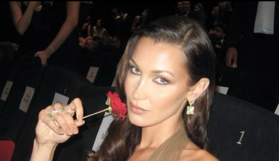 Brutalno je zgodna: Skinula se u bikini koji je jedva prikrivao njene obline, izašla na sneg i svi su momentalno zaboravili da je hladno!