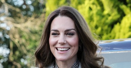 Ovu haljinu nećete skidati sa sebe: Neverovatno elegantan model idealno stoji svim ženama, dezen je damski, a tek kad vidite kragnu