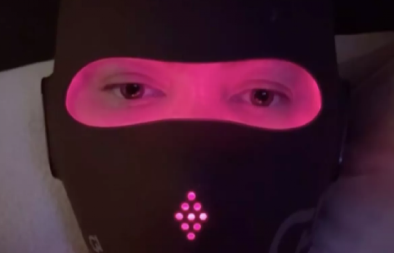 Ko to krije lice iza maske? Jedna od najpoznatijih manekenki ikada pokazala svoju rutinu nege kože, totalno druga osoba