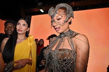 ,,Fuujj...izgledaju odvratno": Reperka se ful skockala, ali kada vidite njene nokte odmah ćete skrenuti pogled - strava i užas