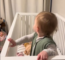 Snalažljiva beba oduševila 1,5 milion ljudi: Pronašla je savršen izgovor da ne bi išla na spavanje i sve nasmejala