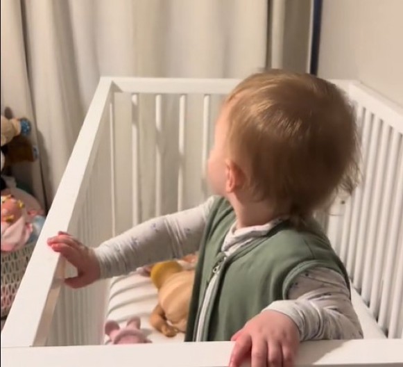 Snalažljiva beba oduševila 1,5 milion ljudi: Pronašla je savršen izgovor da ne bi išla na spavanje i sve nasmejala