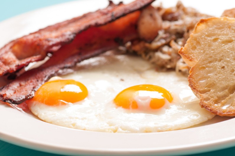 Holesterol se ne dobija od jaja i slanine: Ovo su 2 glavna krivca koja razaraju jetru i gomilaju masnoću