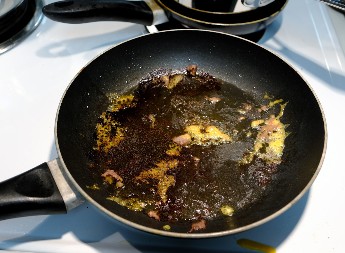 Skida se i najgora prljavštima, ali ako ga ovako perete: Kako da očistite tiganj za koji se zalepila hrana i nikako ne može da spadne?