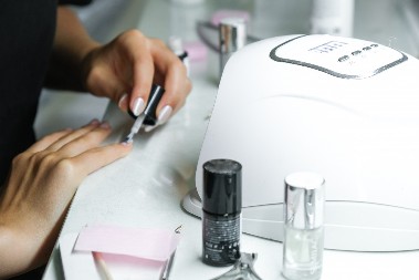 Svi bi rekli da su ovo jesenje nijanse, ali ovi lakovi za nokte osvajaju proleće: Biće ovo najpopularnije boje u 2025. godini, otimaće se za njih