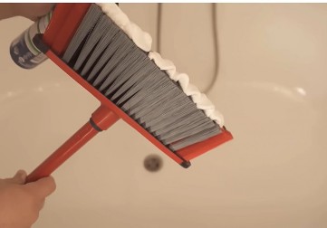 Stavila je 1 sredstvo na metlu i kupatilo je zasijalo! Sve komšinice je sada kopiraju, jer čišćenje nikad nije bilo lakše!