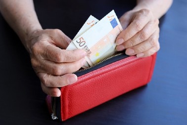 Stižu problemi s parama za 2 znaka horoskopa: Teško će moći da odu na letovanje, treba baš da stegnu kaiš!