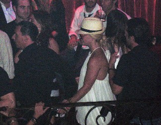 "S nožem u ruci je gledala naše sinove dok spavaju": Bivši muž poznate pevačice moli ljude da joj pomognu!