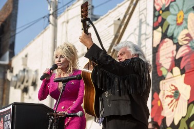 Stari hit, ali još se peva: Doli Parton slavi 52 godine od objavljivanja pesme koja je proslavila, tiče se skandala