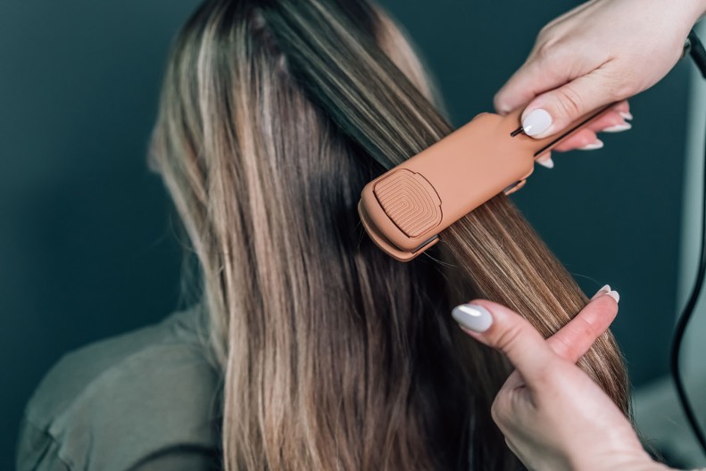 Ove metode su bolje od pegle podešene na 220 stepeni: Kako da dlaka bude prva kao strela, ne izlomi se ceo dan