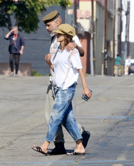 Ima 59, a izgleda kao da joj je 25! Ljudi šokirano gledaju njeno telo u bikiniju, pa krštenicu, a evo zašto izgleda duplo mlađe