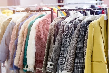 Od nje, ove jeseni, nema popularnije jakne: Topla, jeftina, nose je i muškarci i žene, otimaju se za nju kada se pojavi u radnji