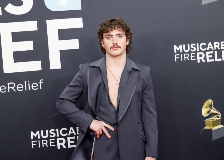 Uhvatio se za međunožje na sred scene: Pevač napravio skandal tokom Gremija, ljudi izneverovali kad su videli, a evo šta on kaže o tome