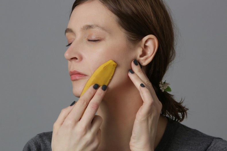 Žene masovno trljaju lice korom banane: Evo zašto to rade, doktori su zgroženi ovim trendom
