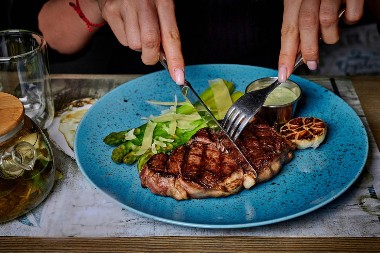 Žena je 6 godina jela samo meso: „Nisam očekivala da će mi se ovo desiti s telom, rezultati su me šokirali!“