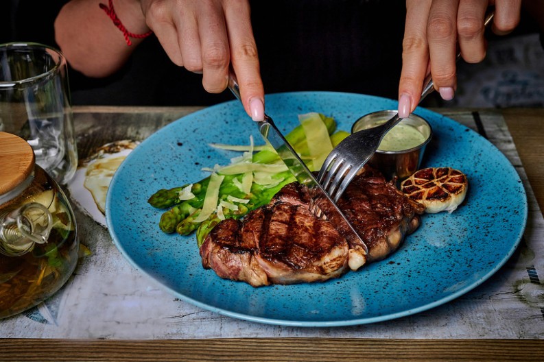 Žena je 6 godina jela samo meso: „Nisam očekivala da će mi se ovo desiti s telom, rezultati su me šokirali!“