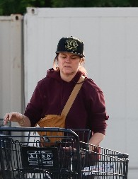 Bila je zvezda serija 90-tih, a sada se krije ispod kačketa: Da li prepoznajete glumicu koja je nekada važila za vanserijsku lepoticu?