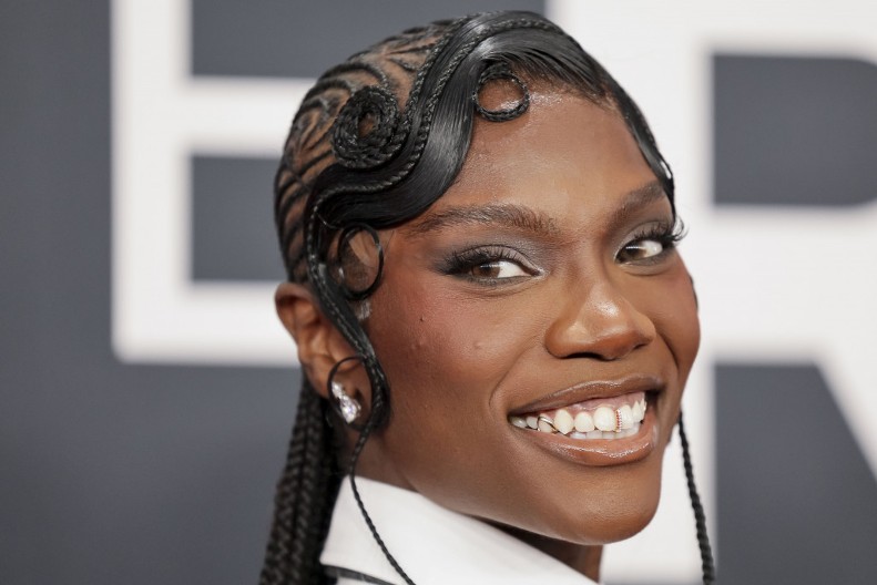 Ma kakav botoks i fileri: Pevačica zategla lice kao praćku uz pomoć jedne sitnice, Srpkinje odmah potrčale da i one probaju