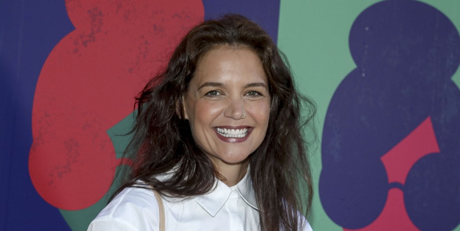 Klasika je najbolja i tačka: Elegantna suknja, sako i majica su kombinacija kojoj nema mane, proveren izbor za žene sa stilom