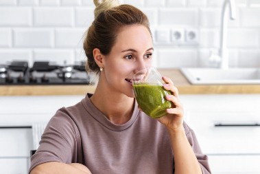 Moćni sok zaludeo milione: Ova vitaminska bomba od 2 sastojka čisti telo od toksina kao metla!