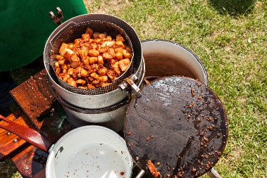 Nekad sirotinjska hrana, danas skupi kao đavo: Evo kako da u svojoj kuhinji napravite čvarke da budu hrskavi i sočni