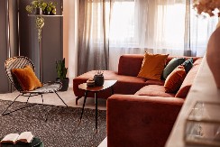 Imate malu dnevnu sobu? Ovo su trikovi dizajnera koji će je učiniti prostranom!