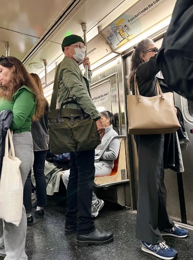 Čuveni  glumac stavio masku i ušao u tramvaj: Niko ga nije prepoznao, ali jedan detalj ga je odao, znate li o kome se radi?