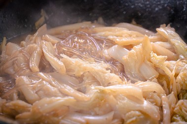 Baka iz Čačka ima trik bolji nego najbolji kuvari iz restorana: Evo zašto njoj podvarak ispadne neverovatno ukusan, 1 trik je ključan