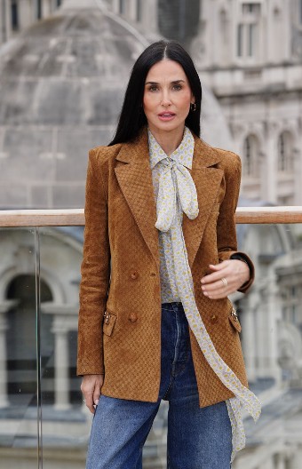 Demi Mur (62) u kavez suknji i crnom mikro bodiju! Bukvalno se sve vidi, a ona puca od samopouzdanja, izgleda brutalno!