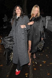 Kosa raščupana, ne može da stoji, jedva gleda na oči: Uznemirujuća fotografija čuvene manekenke potresla javnost!