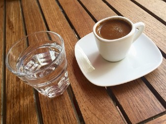 Kod nas je najnormalnije da uz kafu dobijemo čašu vode: Ali ona nije za piće kao što svi misle - evo čemu služi!