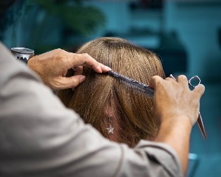 Ovih dana sve žene traže istu frizuru: Podmlađuje 10 godina, elegantna je, a lako se održava