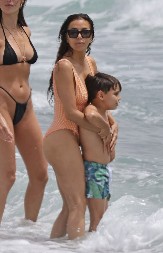 Fotografija poznate glumice i njenog sina zgrozila javnost: Da li je vama normalno da majka ovo radi svom detetu?