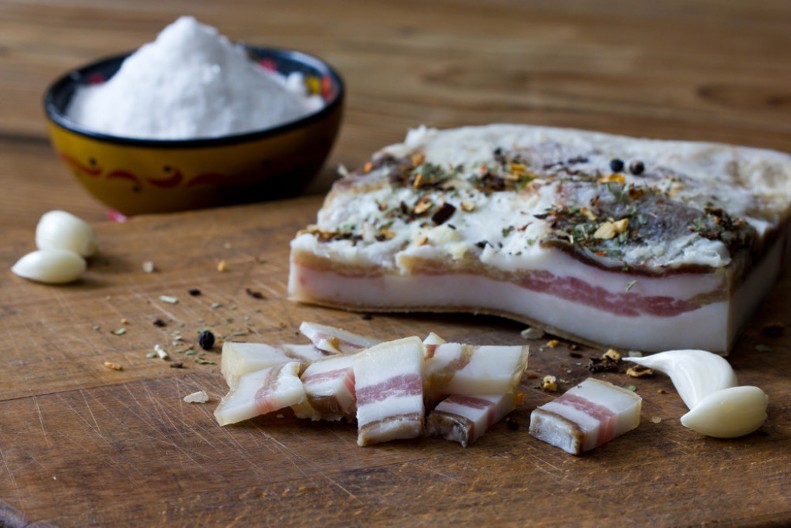 NUTRICIONISTKINJA DALA PRECIZNU RAČUNICU Evo zbog čega su slanina, svinjska mast i luk su pravo blago za zdravlje