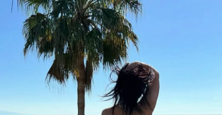 Zamalo skroz gola: Poznata muzičarka objavila sliku u golišavom izdanju, pa opisom alarmirala ceo svet