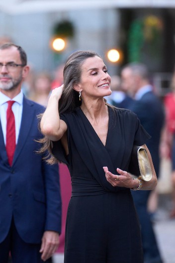 Dugo nismo videli ovako moćan kombinezon: Udoban, ultra moderan, a besperkorno sakriva sve nedostatke, Leticiji je omiljeni