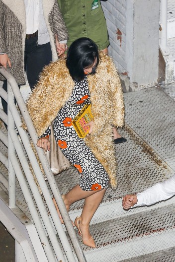 Frajeri bi je ostavljali preko poruka: Pevačica prolazila kao bosa po trnju, a sada joj poznati političar leči rane!