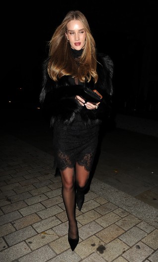 Ispred restorana zavladao muk: Čuvena manekenka pokazala čime barata - u crnoj providnoj čipki ukrala sve poglede!