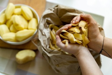 Da li ste znali šta možete uraditi sa korom od krompira? Kada saznate, više nikada neće završiti u kanti za smeće!