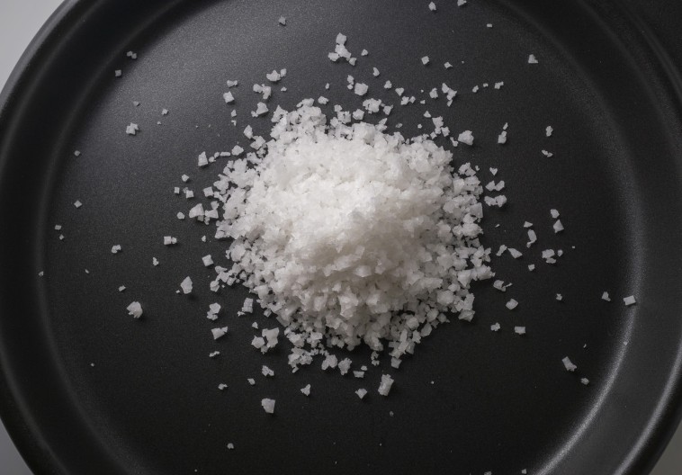 Sofija je sipala so u tiganj i oduševila žene: Otkrila je trik koji rešava najveću kuhinjsku muku!