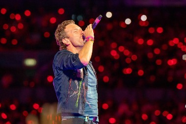 Ko bi rekao? Pevač raskinuo sa jednom od najlepših glumica na svetu, pa bacio oko na 19 godina mlađu iz Igre prestola!