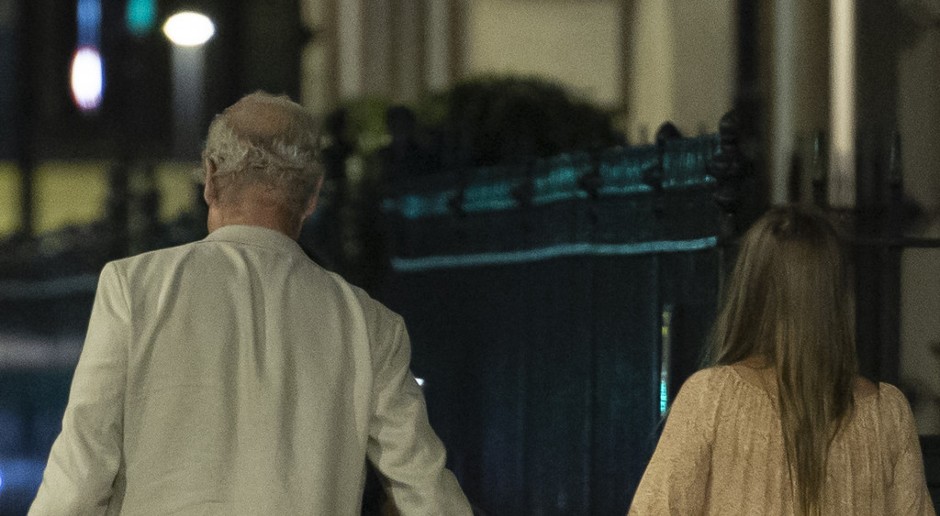 Vršnjaci mu čekaju unučiće, a on dete: Glumac dobio sina sa 25 godina mlađom, evo kako se zove naslednik