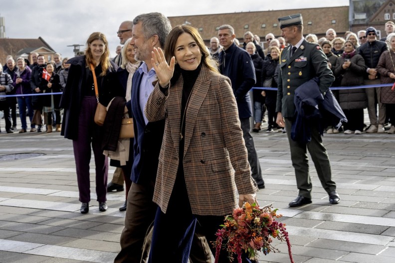 Ovo je najtraženiji komad jeseni: Ide uz sve — od farmerki do haljina, izgleda besprekorno u svakoj prilici, nosi ga i danska kraljica