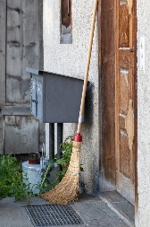Kad se kuća čisti metlom u krug: Zaboravljeni rituali iz srpskih sela koje niko više ne radi