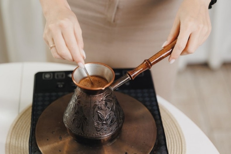 Trik koji menja sve: Vaša kafa ne mora biti ni slatka ni gorka - dodajte samo trunčicu ovoga!