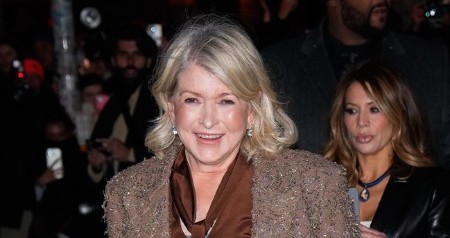 Vrcka na štiklama u devetoj deceniji: Marta Stjuart izgleda nikad mlađe u svilenoj haljini, a bez ovog detalja ne izlazi iz kuće