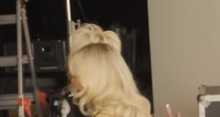 Prepoznajete li ove plavuše? Jedna gura ka devetoj deceniji, druga nema ni 30, a zajedno su snimile spot koji je živo ludilo