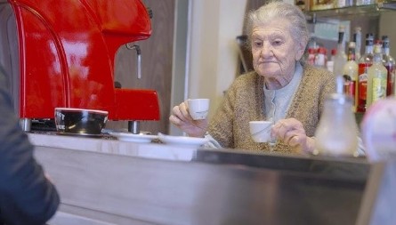 Uvek radim – nedeljom, za Uskrs, Božić...Ana ima 100 godina i od jutra do mraka je u kafiću, a zbog ovoga je svi vole